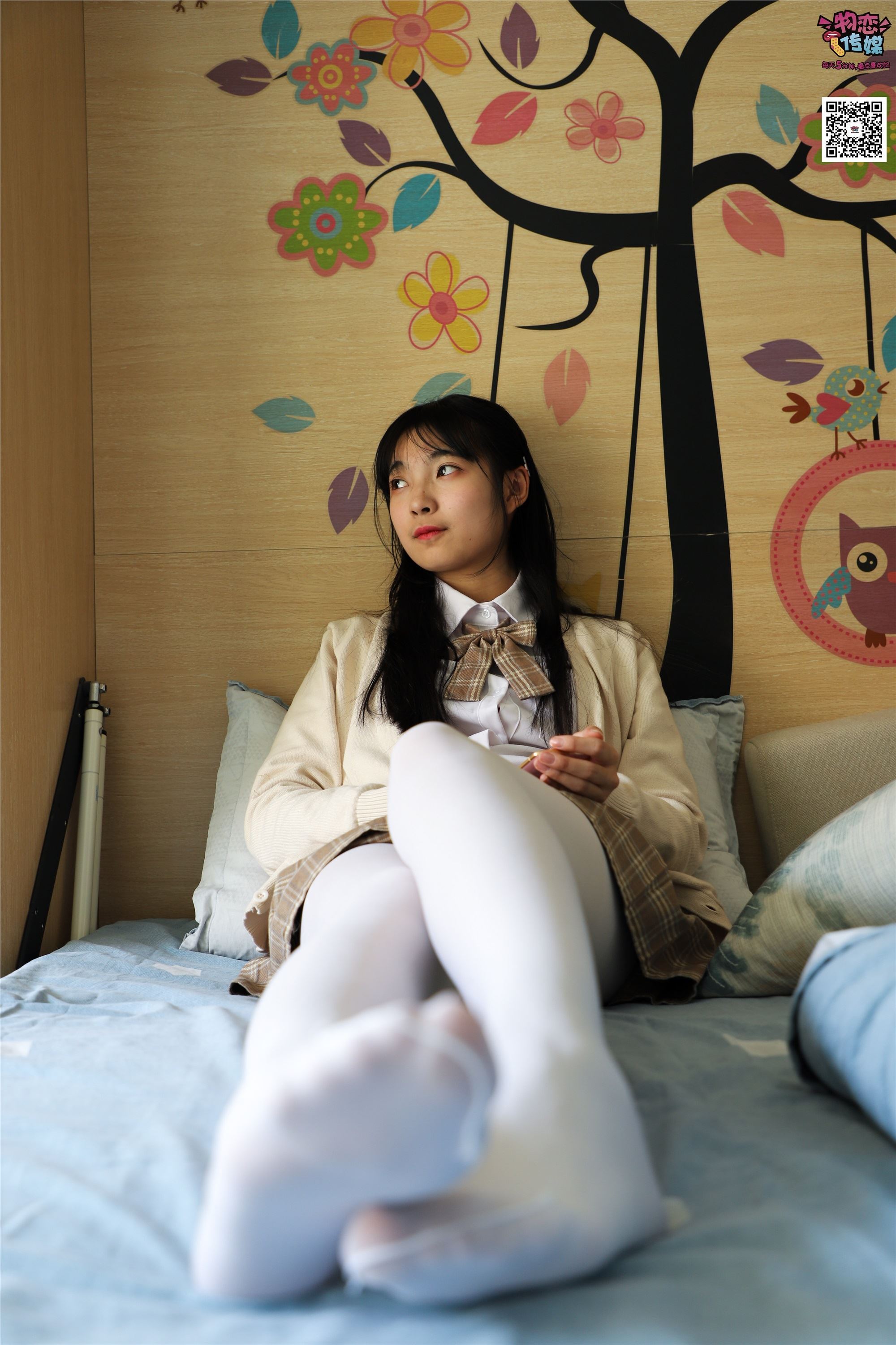 物恋传媒 No.005 JK制服高中小姐姐，棉袜加丝袜